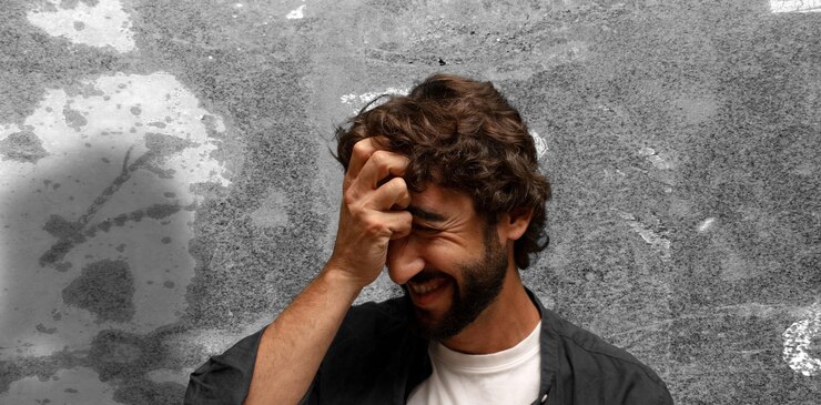 Foto grátis rindo e batendo na testa como se estivesse dizendo daooh eu me esqueci ou isso foi um erro estúpido