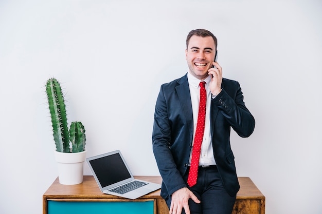 Foto grátis rindo empresário falando no telefone