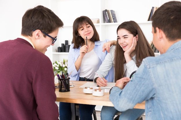 Foto grátis rindo estudantes na biblioteca