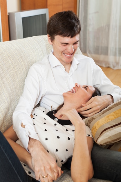 Foto grátis rindo jovem casal no sofá