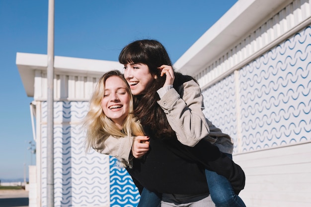 Foto grátis rindo melhores amigas na luz do sol na rua