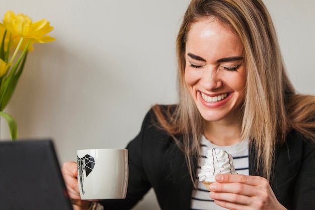 Foto grátis rindo mulher com café