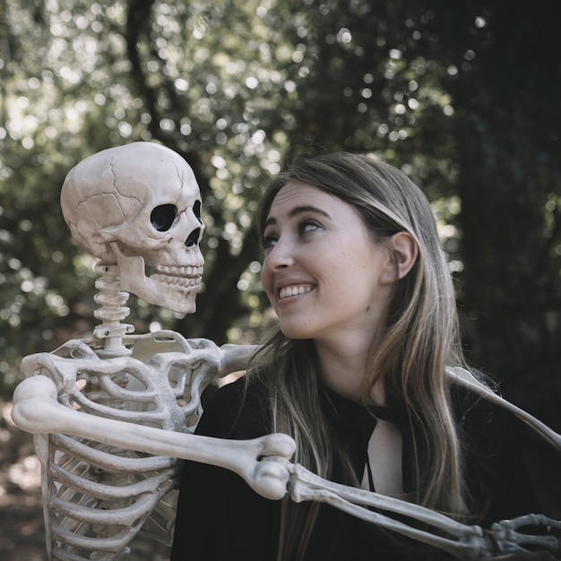 Foto grátis rindo, senhora, olhar, esqueleto