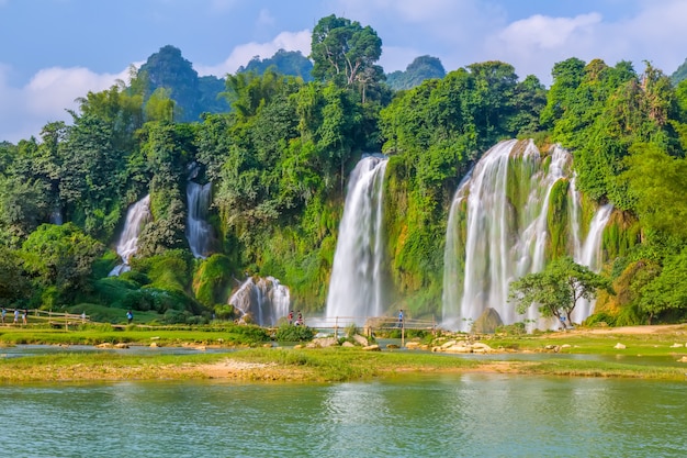 Foto grátis rio azul natural da cachoeira da costa da natureza