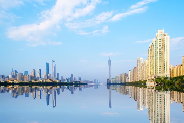 Foto grátis rio com cidade refletida