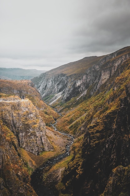 Rio de montanha rápido no parque nacional escandinavo com vistas panorâmicas da natureza selvagem.