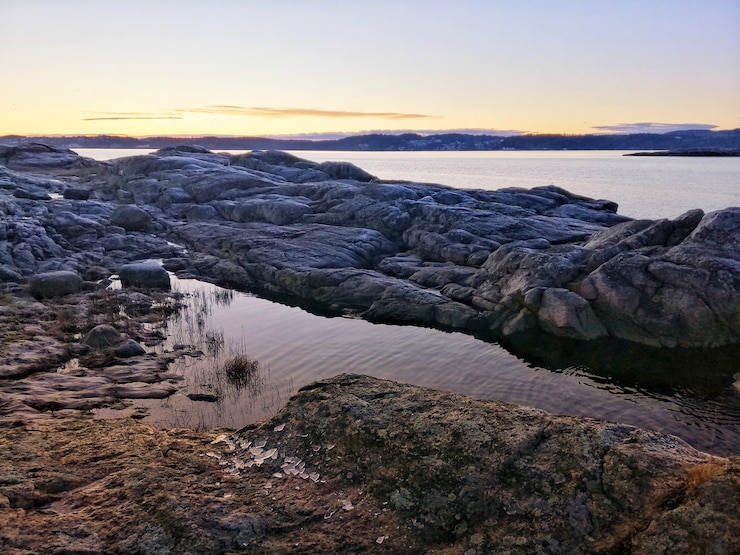 Foto grátis rio durante um pôr do sol hipnotizante em ostre halsen, noruega