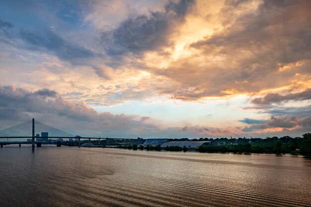 Rio Sacramento com a ponte Golden Gate sobre ele durante um belo pôr do sol em São Francisco, nos Estados Unidos