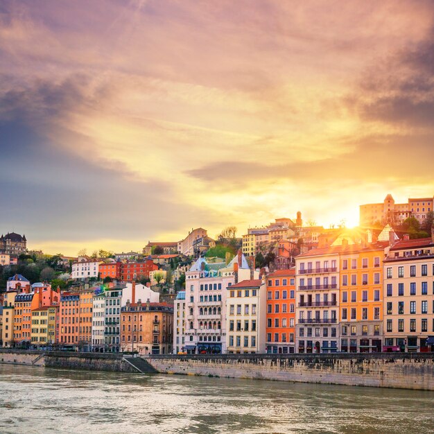 Rio Saône na cidade de Lyon ao pôr do sol, França