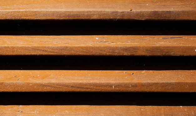 Ripas de madeira com fendas pretas