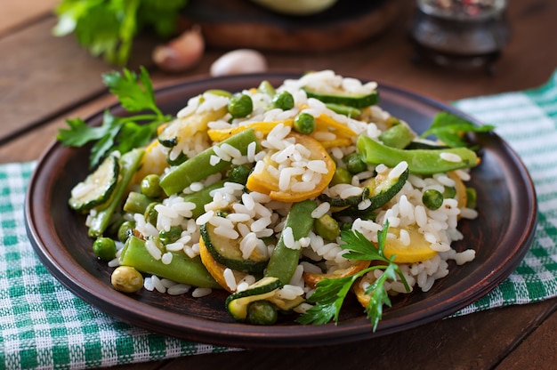 Foto grátis risoto com aspargos, abobrinha e ervilhas