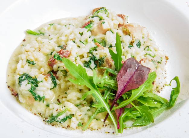 Risoto com carne defumada, espinafre, queijo parmesão