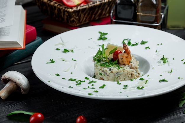 Foto grátis risoto tradicional com notas de frutos do mar e parmesão