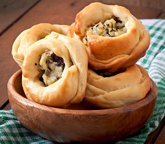 Foto grátis rissóis com batatas e cogumelos