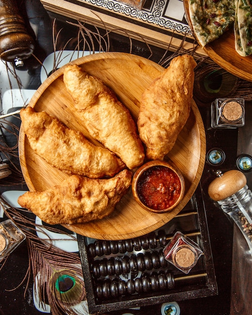 Foto grátis rissóis fritos com adjika