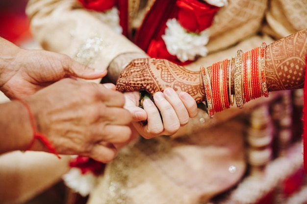 Ritual com folhas de coco durante a tradicional cerimônia de casamento hindu