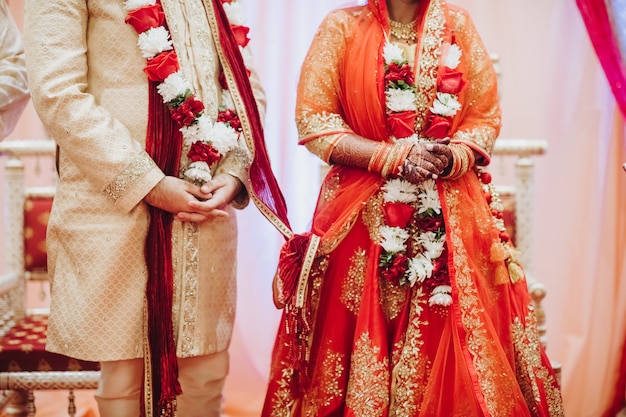 Ritual com folhas de coco durante a tradicional cerimônia de casamento hindu