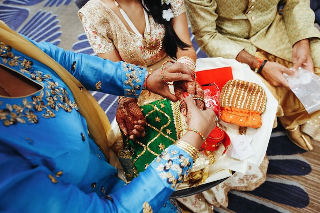 Ritual de casamento indiano tradicional com colocar pulseiras