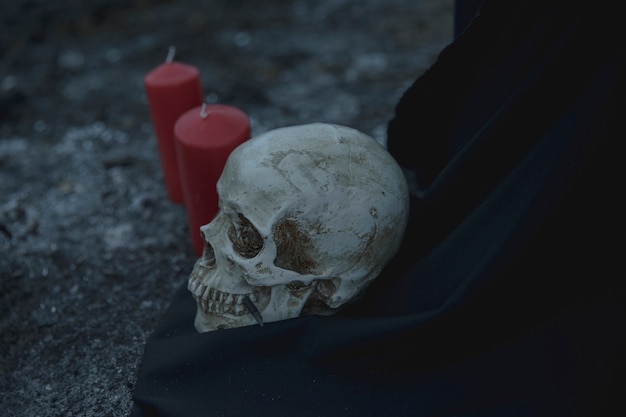 Ritual realista do crânio com velas para a noite de halloween