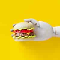 Foto grátis robô furando um hambúrguer
