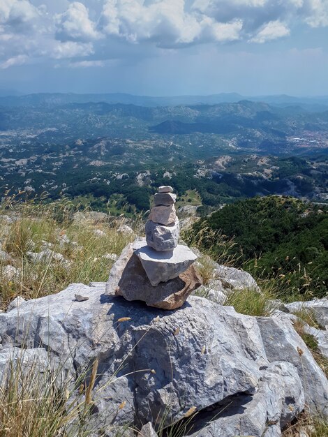 Foto grátis rocha de equilíbrio na montanha em montenegro