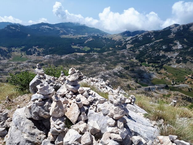 Rocha de equilíbrio na montanha em Montenegro