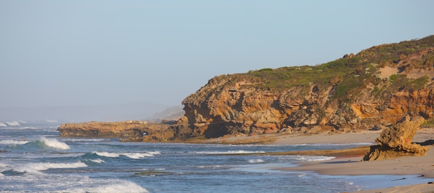 Foto grátis rochas e mar do litoral