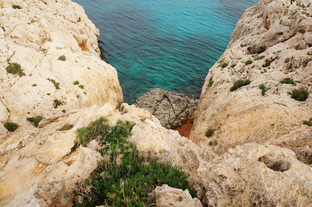 Rochas e um mar azul em Chipre durante o dia