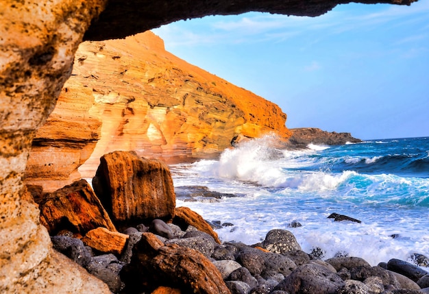 Rochas no corpo do mar espumoso nas Ilhas Canárias