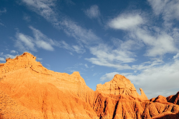 Foto grátis rochas no deserto de tatacoa, colômbia sob o céu nublado