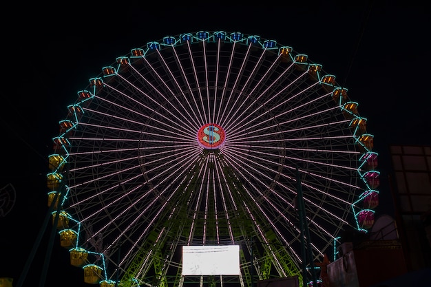 Roda de maravilha colorida de visão longa na noite