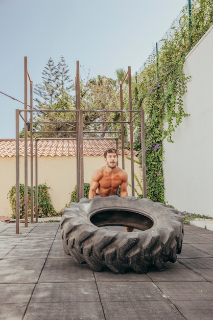 Roda de trator de levantamento de homem forte