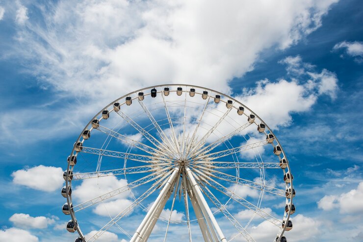 Foto grátis roda gigante em um parque temático