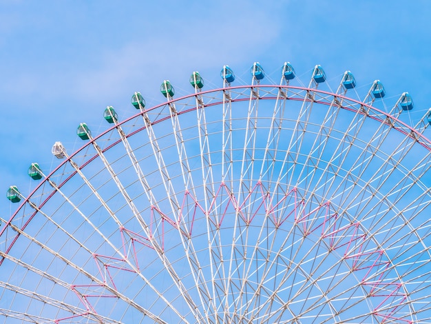 Roda-gigante no parque com fundo de céu azul