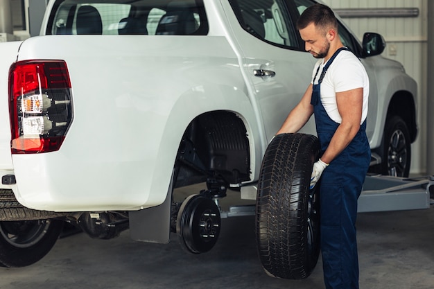 Rodas de carro em mudança masculinas mecânicas