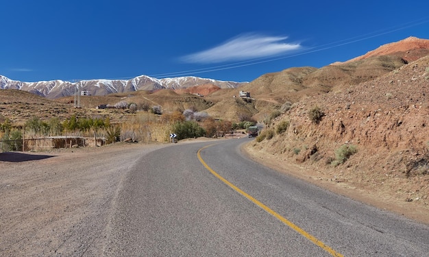 Rodovia em direção às montanhas nevadas do Atlas