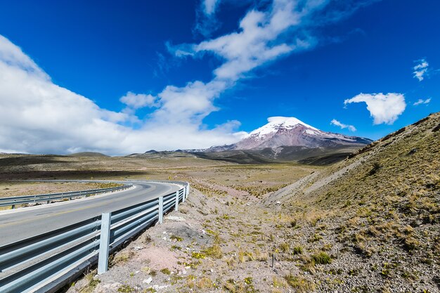 Rodovia perto do vulcão Chimborazo, no Equador
