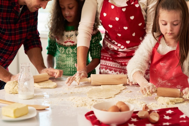 Foto grátis rolando a massa para biscoitos de natal