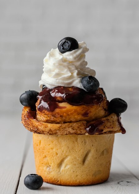 Foto grátis rolinho de canela com chantilly