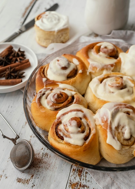 Rolinhos de canela com creme de alto ângulo