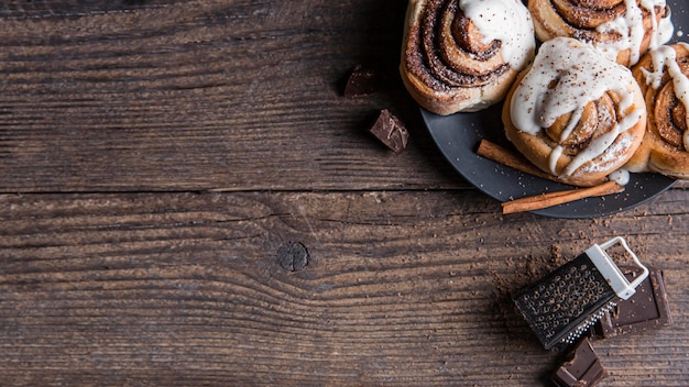 Rolinhos de canela deliciosos com espaço de cópia