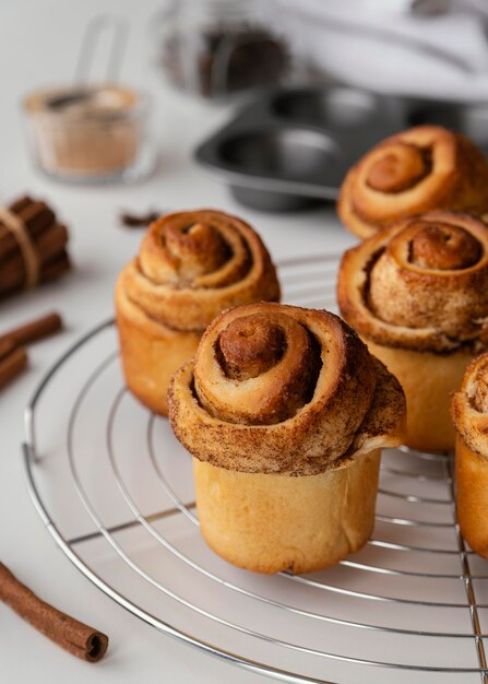 Rolinhos de canela deliciosos de alto ângulo