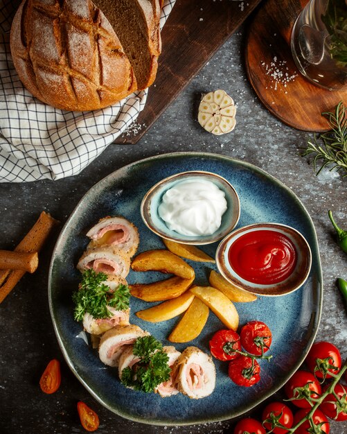 Rolinhos de presunto com batatas e ketchup