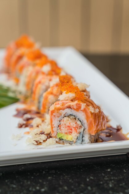 Rolinhos de sushi de salmão
