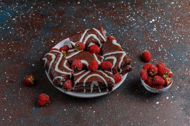 Rolo de bolo de chocolate com geleia de framboesa e creme de manteiga.