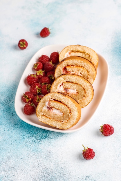 Rolo de bolo de framboesa com frutas frescas.