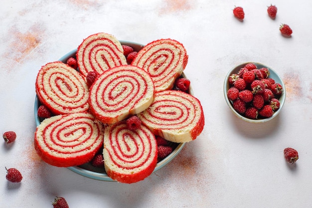 Rolo de bolo de framboesa delicioso caseiro.