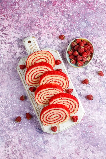 Foto grátis rolo de bolo de framboesa delicioso caseiro.