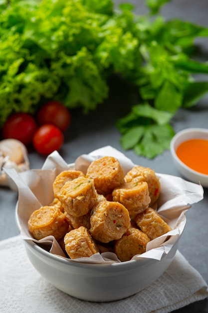 Foto grátis rolo de frango frito na superfície escura.