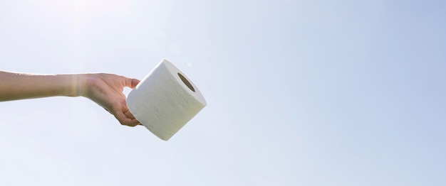 Foto grátis rolo de papel higiênico para espaço de cópia